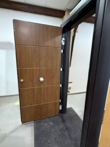 incorpora una malla de acero interior que la hace impenetrable.